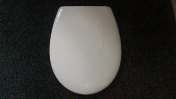 Nieuwe witte toilet brillen. beschikbaar voor biedingen