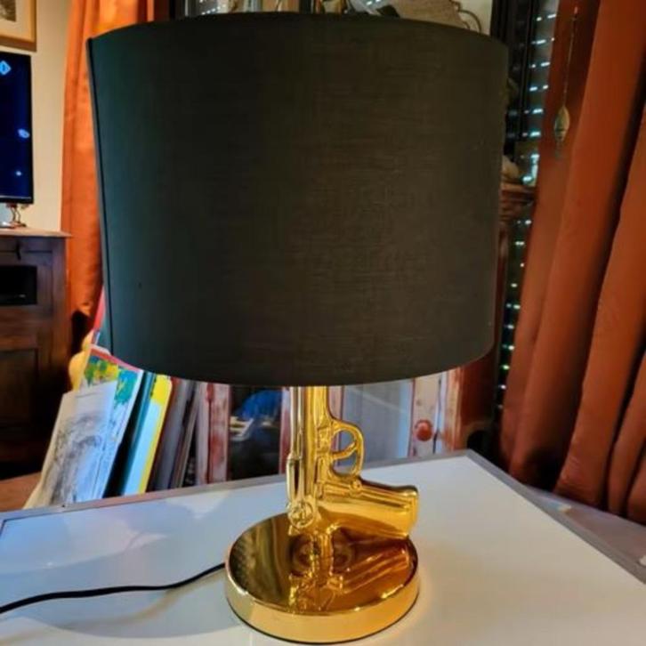 Pistool lamp ( goudkleurig), Huis en Inrichting, Lampen | Tafellampen, Minder dan 50 cm, Ophalen of Verzenden