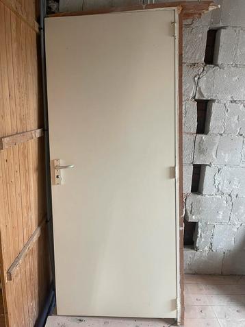 Badkamer deur ( 2.1 Meter hoog en 87 CM breed in goede staat beschikbaar voor biedingen