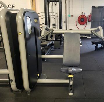 Technogym element shoulderpress professioneel  beschikbaar voor biedingen