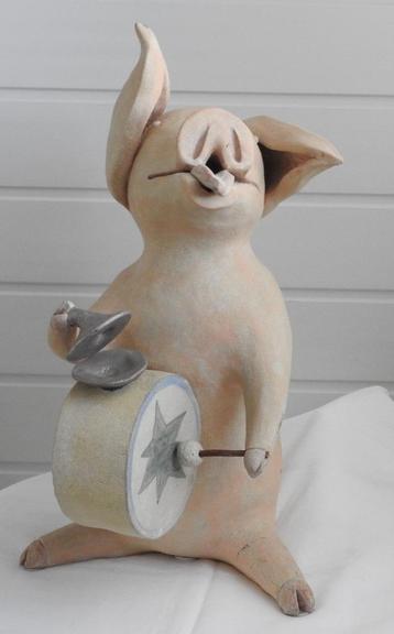 Sierlijk beeldje van varkentje dat maakt muziek met een trom beschikbaar voor biedingen