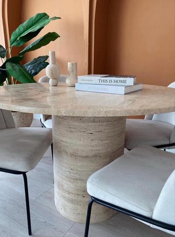 NIEUW: Exclusieve Travertine Eettafel €3.350) beschikbaar voor biedingen