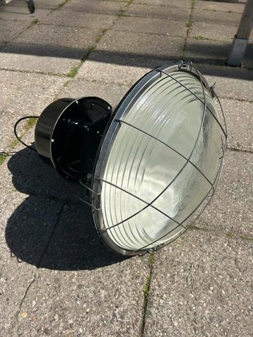 Grote zwarte industriële lamp beschikbaar voor biedingen