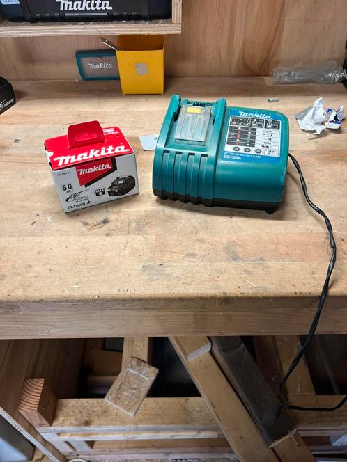 Makita 5ah accu en makita snellader, Doe-het-zelf en Verbouw, Gereedschap | Machine-onderdelen en Toebehoren, Ophalen of Verzenden