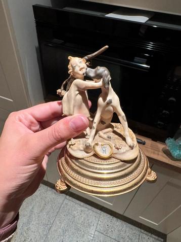 Antiek beeldje beschikbaar voor biedingen