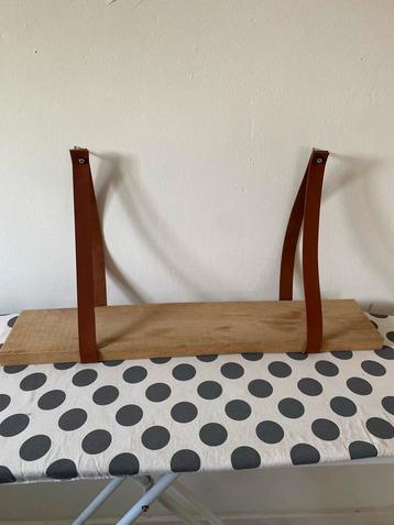 Wandplank met leren hengsels beschikbaar voor biedingen