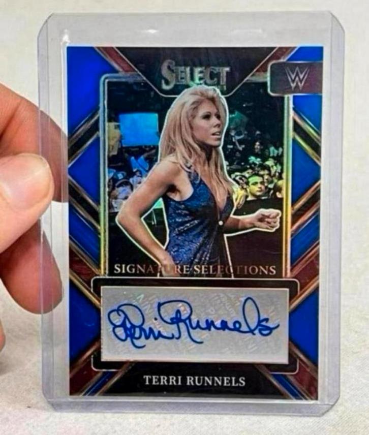 2023 Panini Select WWE Terri Runnels limited + Handtekening, Verzamelen, Sportartikelen en Voetbal, Nieuw, Spelerskaart, Overige sporten