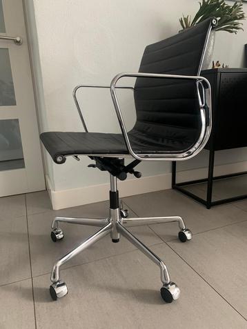 8x Vitra Eames ea117 zwart leer chroom bureaustoelen beschikbaar voor biedingen