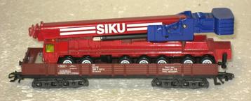Marklin platte wagon (4 assen) met SIKU kraan beschikbaar voor biedingen