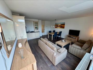 Eettafel, bankstel, salontafel, stoelen beschikbaar voor biedingen