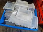 Een krat vol bakjes met deksel €5, Ophalen, Minder dan 35 cm, Zo goed als nieuw, Minder dan 40 cm