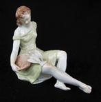 KP (Drasche) - Vrouw voert een duif (3078-1), Verzamelen, Beelden en Beeldjes, Ophalen, Zo goed als nieuw, Mens