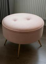 Licht roze suede poef met gouden poten, Ophalen, Zo goed als nieuw, Rond, Minder dan 50 cm