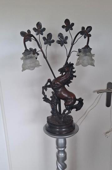 Paardenlamp beschikbaar voor biedingen