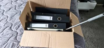 Doos met rommelmarktspul beschikbaar voor biedingen