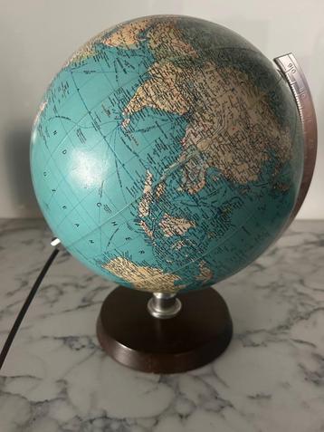 Vintage wereldbol met verlichting  beschikbaar voor biedingen