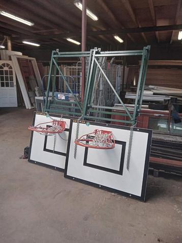 2 mooie baskets, met motor en toebehoren prijs per stuk. beschikbaar voor biedingen