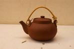 stenen/ aardewerk theepot met rieten hendel 47530, Gebruikt, Overige typen, Ophalen of Verzenden, Overige stijlen