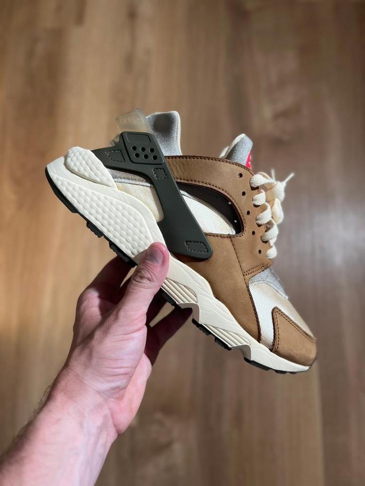 Nike Air Huarache ‘Desert Oak’ 42,5 42.5, Kleding | Heren, Overige Herenkleding, Zo goed als nieuw, Ophalen of Verzenden