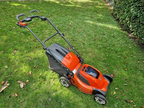 Husqvarna LC141VLi Accu Gazonmaaier (excl. lader & accu), Tuin en Terras, Grasmaaiers, Zo goed als nieuw, Accu-grasmaaier, 40 t/m 49 cm