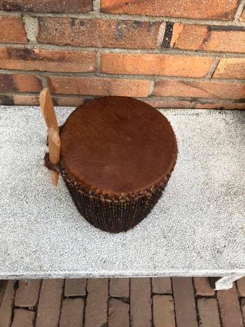 Afrikaanse Trommel met Stokken beschikbaar voor biedingen