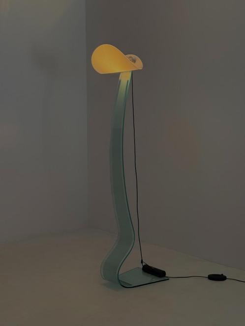 Vintage design vloerlamp van Sothis met glazen voet en witte, Huis en Inrichting, Lampen | Vloerlampen, Zo goed als nieuw, 150 tot 200 cm
