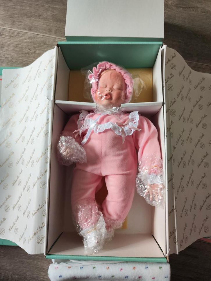 Antieke Porseleinen Pop Elizabeth - Ashton-Drake, Verzamelen, Poppen, Nieuw, Babypop, Ophalen of Verzenden