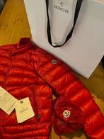 Moncler rode gewatteerde jas met ritssluiting en zakken, Moncler, Ophalen of Verzenden, Zo goed als nieuw, Maat 36 (S)