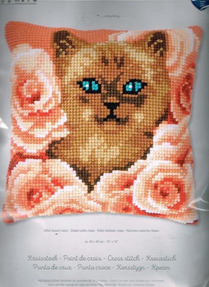 Cado vervaco borduurpakket kussen poes tussen rozen  855, Hobby en Vrije tijd, Borduren en Borduurmachines, Nieuw, Borduurpakket