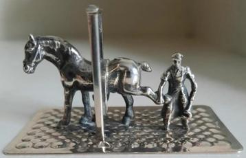 Zilveren miniatuur hoefsmid met paard beschikbaar voor biedingen
