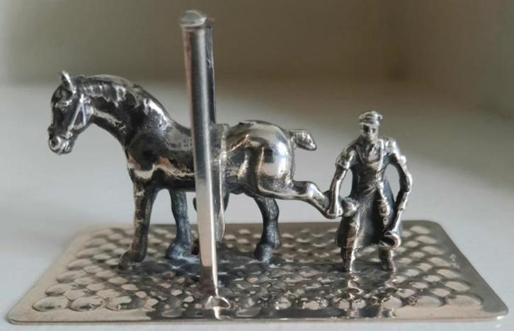 Zilveren miniatuur hoefsmid met paard, Antiek en Kunst, Antiek | Goud en Zilver, Zilver, Ophalen of Verzenden