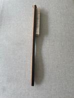 Kledingborstel op steel met leren achterkant, Verzamelen, Retro, Ophalen of Verzenden, Overige typen