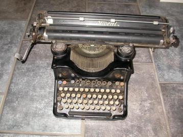 Soerabaja, Indonesië, Typemachine, merk Olivetti beschikbaar voor biedingen