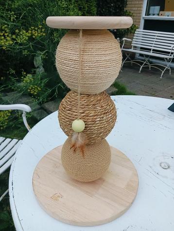 Katten krabpaal, designed by Lotte, zgan beschikbaar voor biedingen