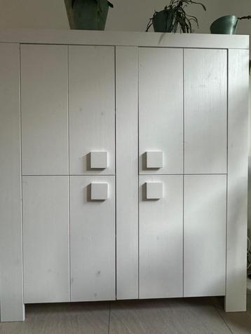 Te Koop massief houten wandkast merk Woood kleur wit