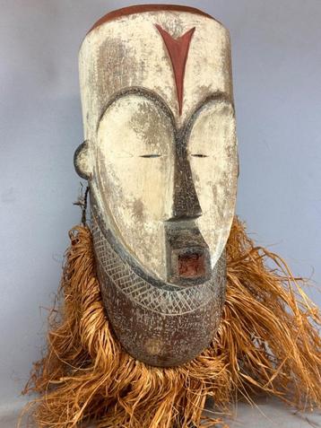 250917 Mooi Afrikaans Fang masker met raffia baard uit Gabon beschikbaar voor biedingen