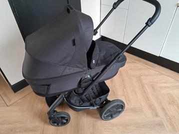 Complete kinderwagen zo goed als nieuw beschikbaar voor biedingen