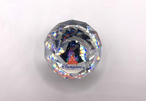 Disneyland Parijs 5 jaar Swarovski 9406/050/001, Verzamelen, Disney, Zo goed als nieuw, Beeldje of Figuurtje, Overige figuren