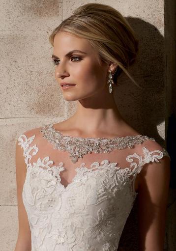 Trouwjurk met kanten sleep maat 38/40 beschikbaar voor biedingen