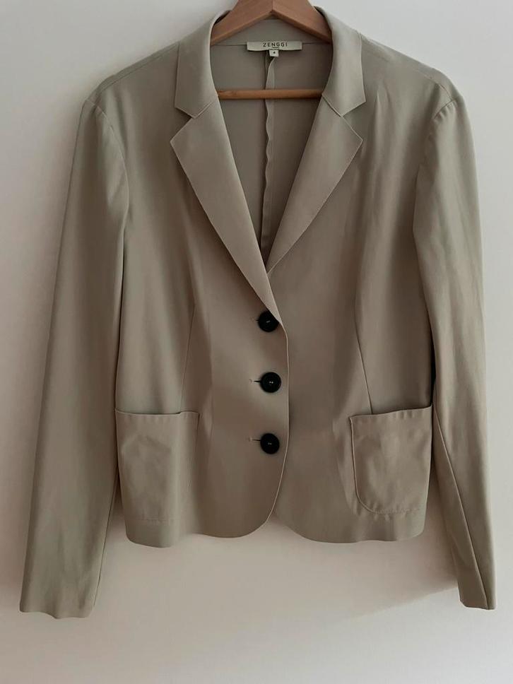 Superfijne blazer Zenggi, maat 4, Kleding | Dames, Jasjes, Kostuums en Pakken, Zo goed als nieuw, Jasje, Maat 42/44 (L), Beige