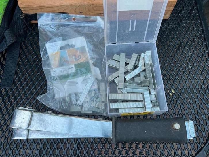 slag hamer / hand tacker zware kwaliteit  met Nietjes, Doe-het-zelf en Verbouw, Gereedschap | Handgereedschap, Gebruikt, Ophalen of Verzenden