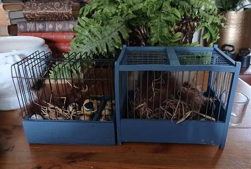 Twee brocante vogelkooitje blauw hout met nestjes drinkbak, Antiek en Kunst, Curiosa en Brocante, Ophalen of Verzenden