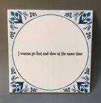 Grappig wandtegeltje, wit met blauwe bloemen, Ophalen of Verzenden