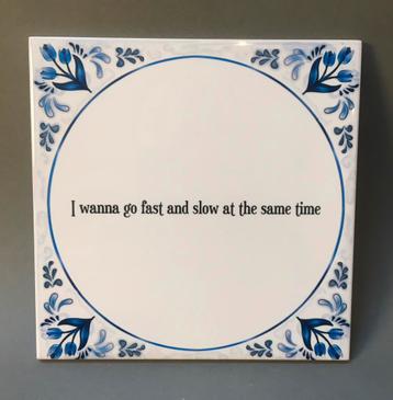 Grappig wandtegeltje, wit met blauwe bloemen beschikbaar voor biedingen