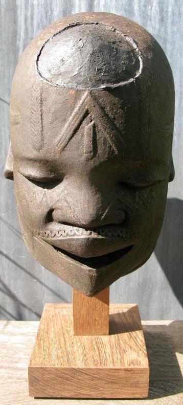 OUD MAKONDE MASKER TRIBAL USED OP SOKKEL  beschikbaar voor biedingen