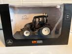 Valtra G135 Zwart UH, Hobby en Vrije tijd, Modelauto's | 1:32, Ophalen of Verzenden, Zo goed als nieuw, Tractor of Landbouw, Universal Hobbies