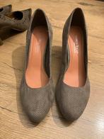 Mooie suede pumps met comfortabele hak, Ophalen of Verzenden, Zo goed als nieuw, Bruin, Pumps