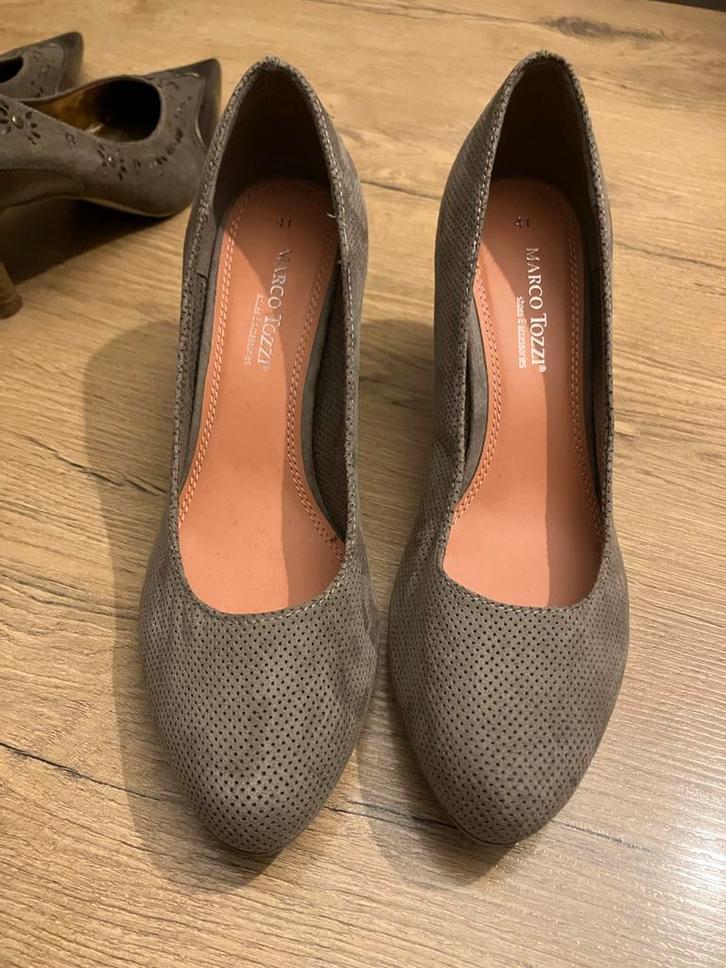 Mooie suede pumps met comfortabele hak, Kleding | Dames, Schoenen, Zo goed als nieuw, Pumps, Bruin, Ophalen of Verzenden