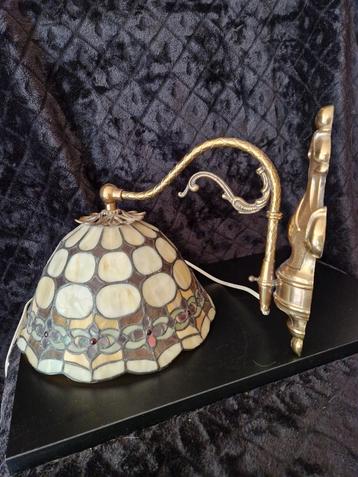 Zeer fraaie en oude Tiffany wandhanglamp met koperbeslag beschikbaar voor biedingen