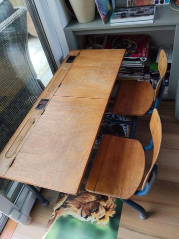 oude schoolbank, met 2 kleppen, schoolbord en vaste stoelen beschikbaar voor biedingen